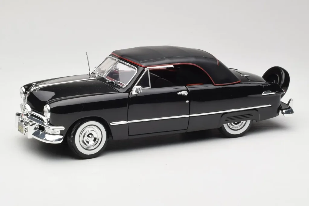 车型 1:18 Ford Deluxe Cabriolet 黑色 Maisto