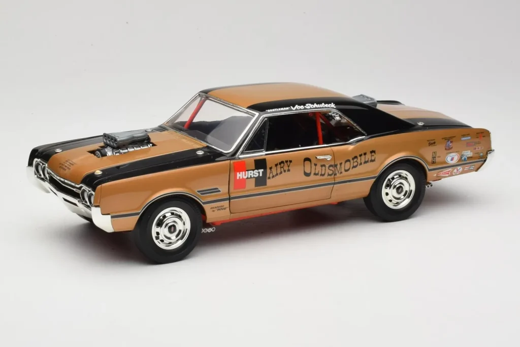 โมเดลรถ 1:18 Oldsmobile 442 Hurst Hairy Olds Twin-Engine 4WD ปี 1966 Highway 61 (มือสอง)
