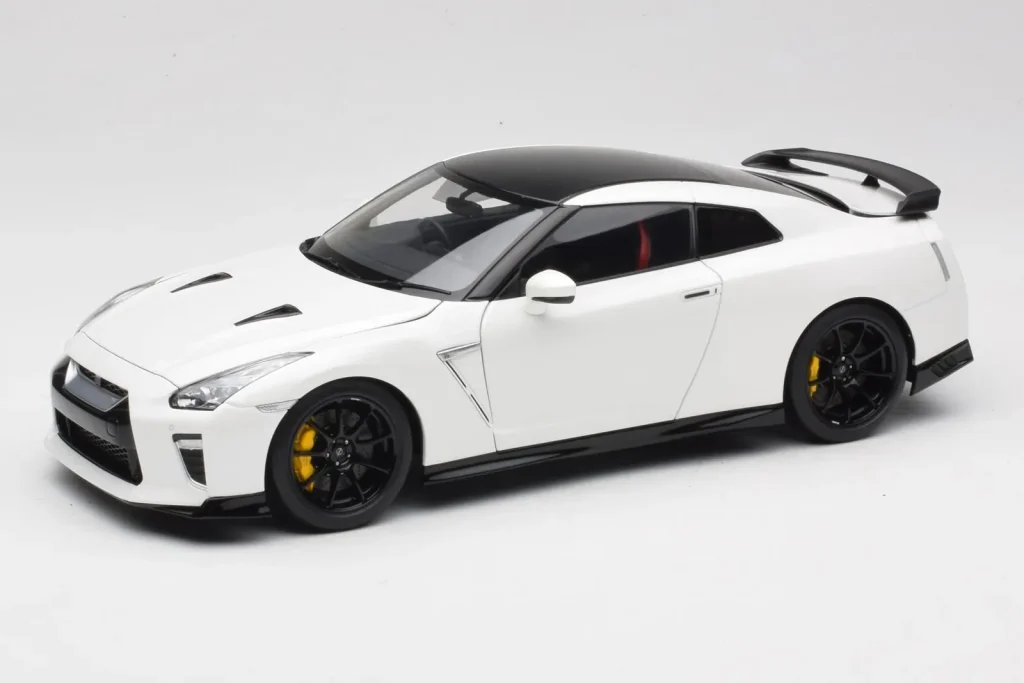 Model 1:18 Nissan GT-R R35 Track Edition NISMO Pearl white MotorHelix