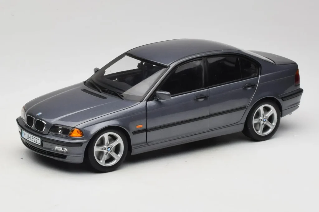 车型 1:18 BMW 318i E46 Grey Metallic Dealer Edition UT Models