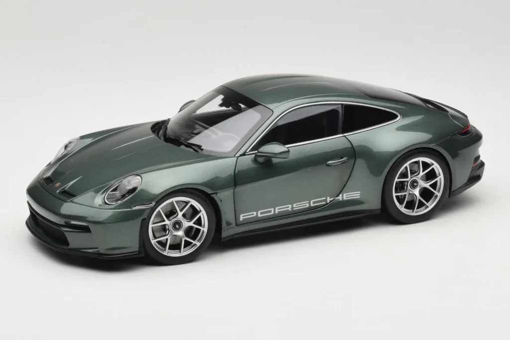 โมเดลรถ 1:18 Porsche 911 992 S/T Malachite สีเขียวเมทัลลิก Norev