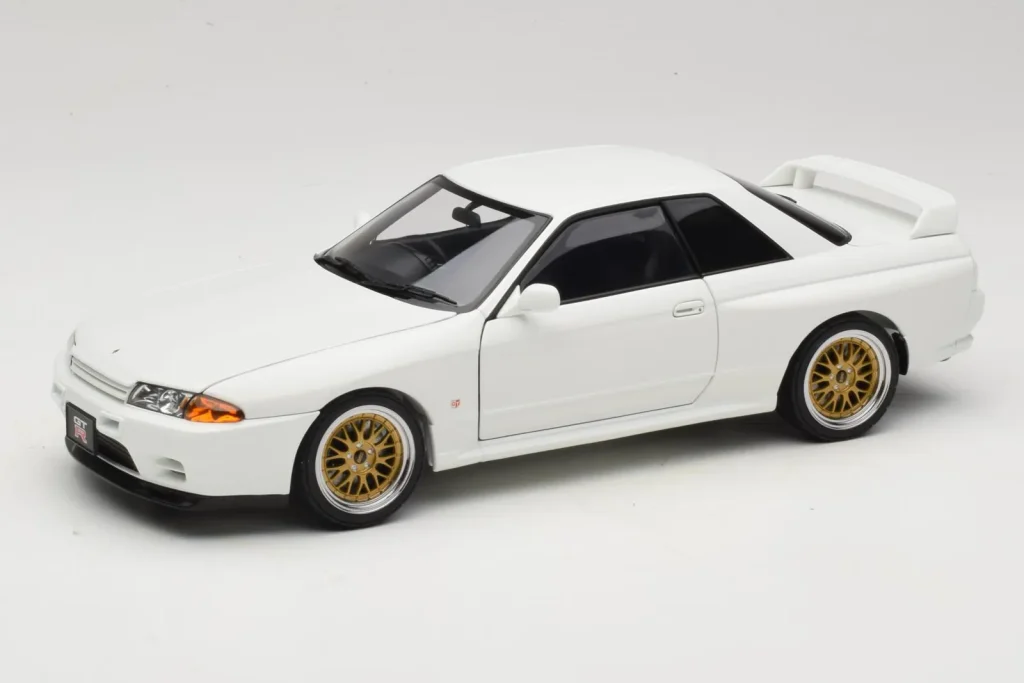 Model 1:18 Nissan Skyline GT-R R32 V-Spec II Tuned Crystal white AUTOart