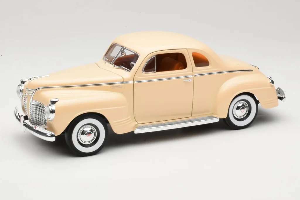 โมเดลรถ 1:18 Plymouth Coupe สีเบจ Road Signature (มือสอง)