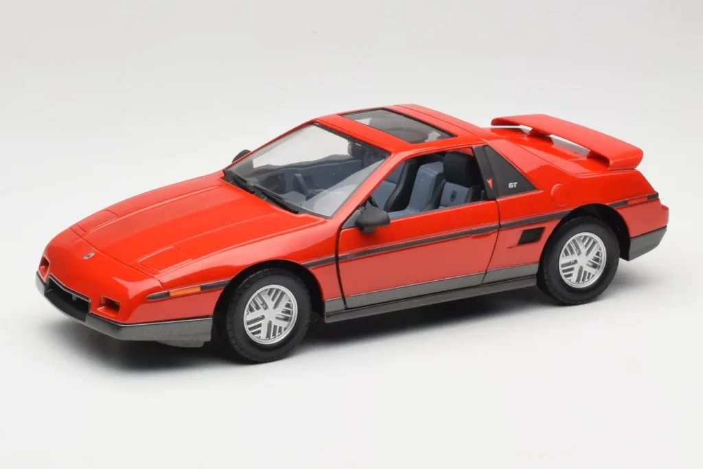 โมเดลรถ 1:18 Pontiac Fiero GT สีแดง Road Signature (มือสอง)
