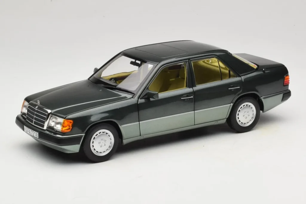โมเดลรถ 1:18 Mercedes 230E W124 Night สีเขียวเมทัลลิก Norev