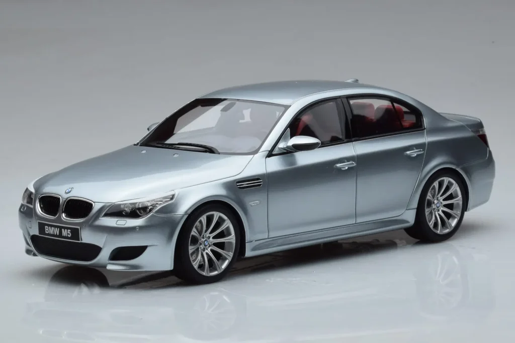 โมเดลรถ 1:18 BMW M5 E60 สีเงิน Otto