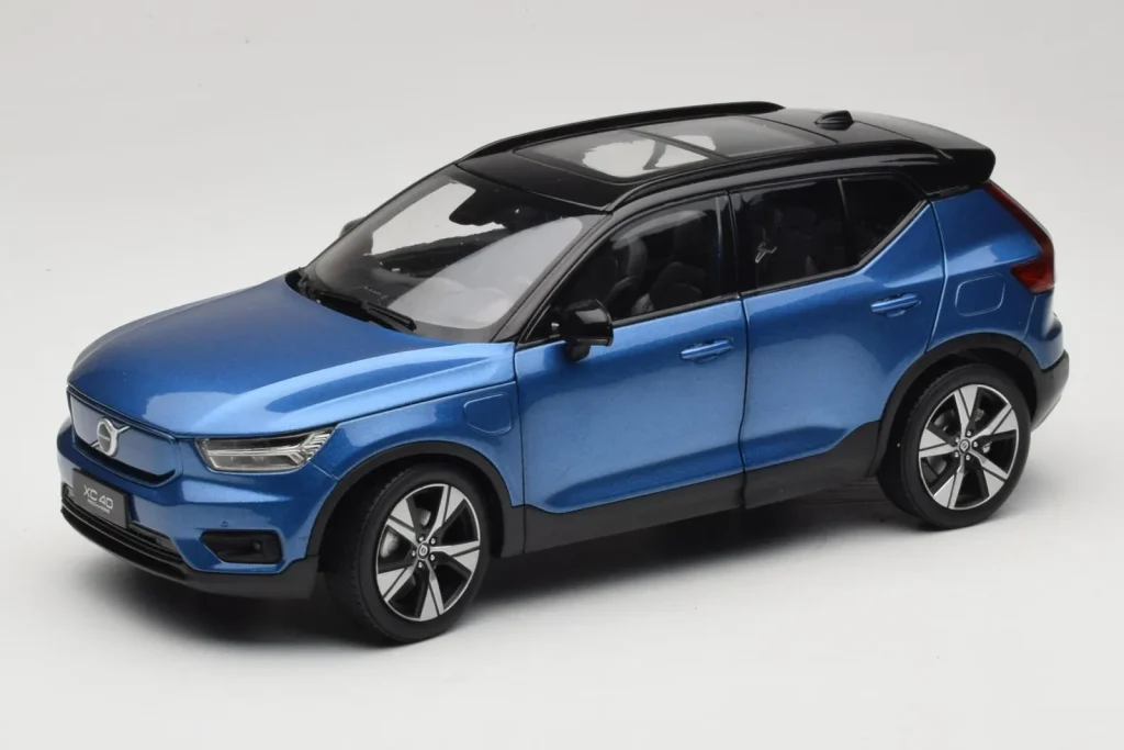 โมเดลรถ 1:18 Volvo XC40 Recharge สีน้ำเงินเมทัลลิก Paudi Model