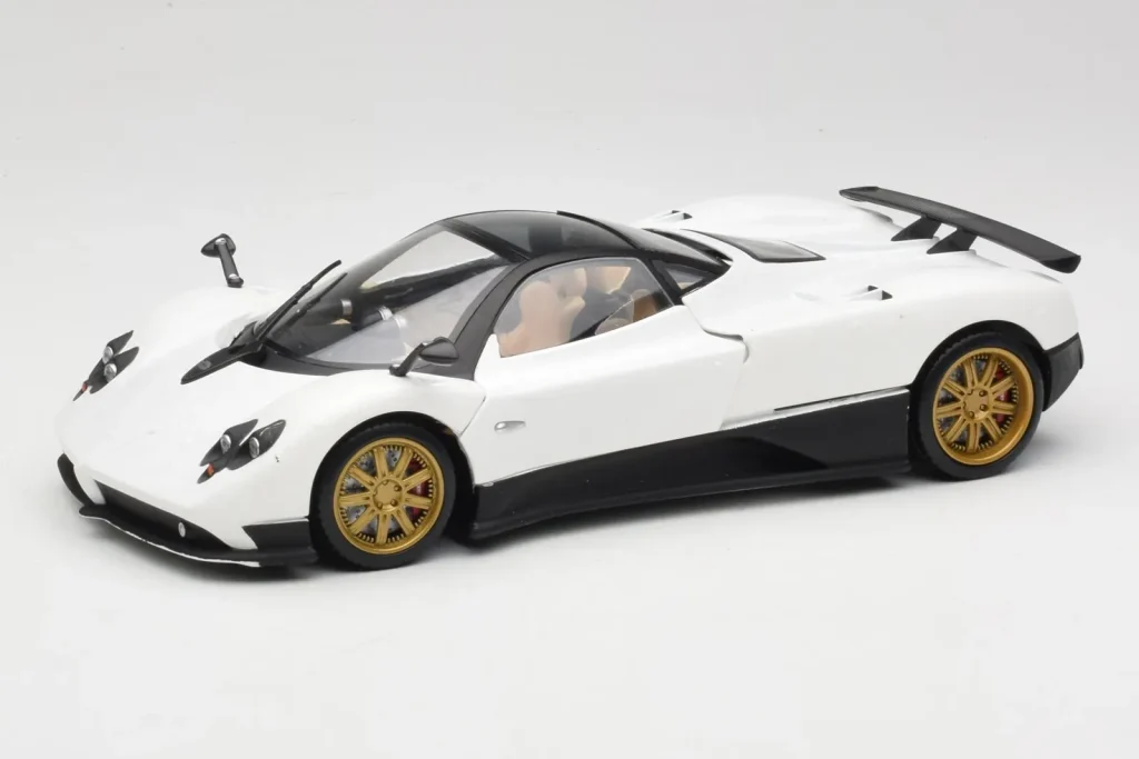 Model 1:18 Pagani Zonda F white Mondo Motors