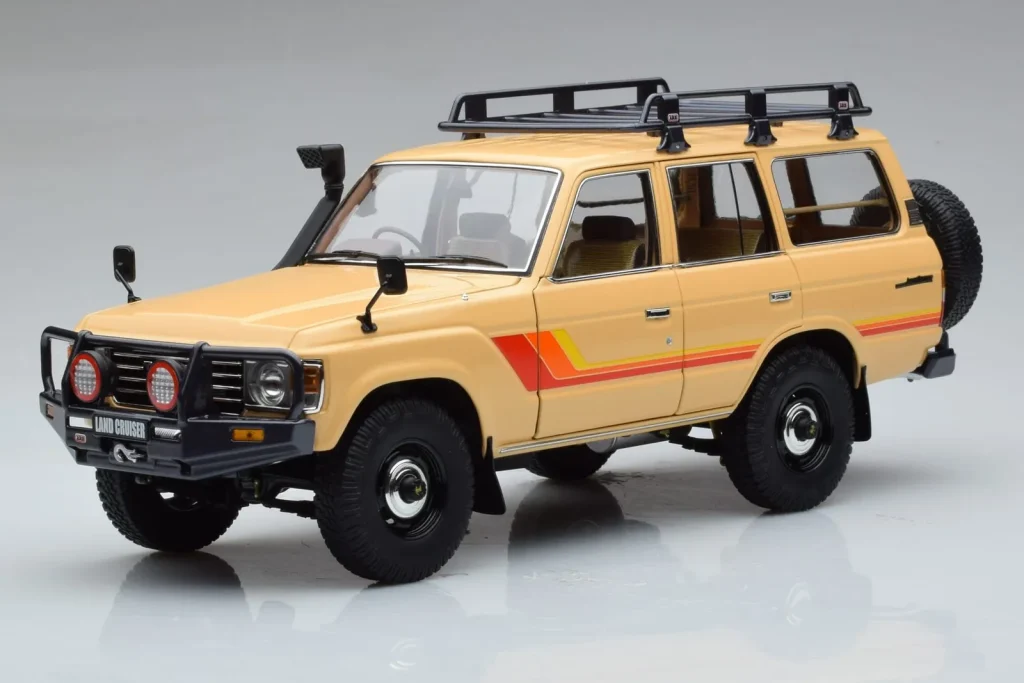 โมเดลรถ 1:18 Toyota Land Cruiser 60 Beige With Optional Parts Kyosho