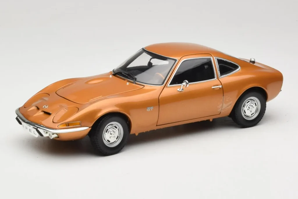 โมเดลรถ 1:18 Opel GT สีทอง Minichamps (มือสอง)