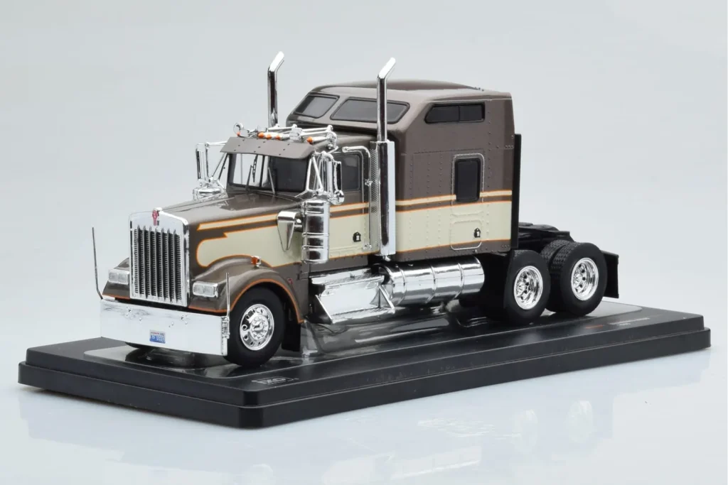 Model 1:43 Kenworth W900 brown IXO