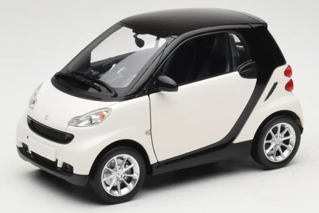 โมเดลรถ 1:18 Smart Fortwo 451 Coupe White Black Minichamps (มือสอง)