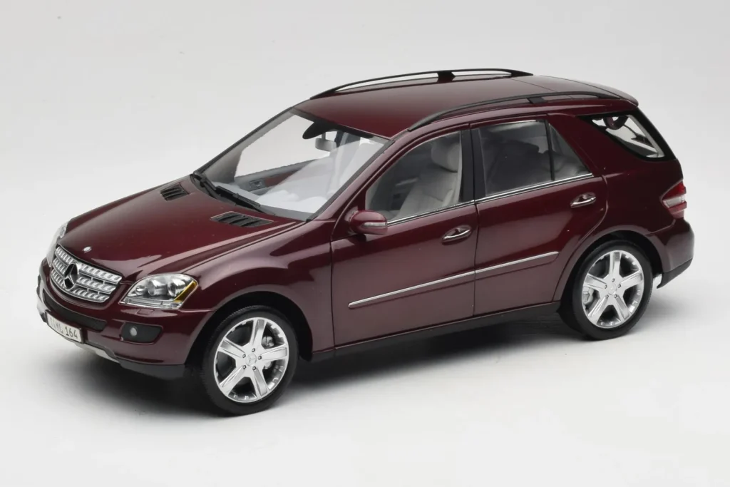โมเดลรถ 1:18 Mercedes ML W164 สีแดงเมทัลลิก Minichamps (มือสอง)