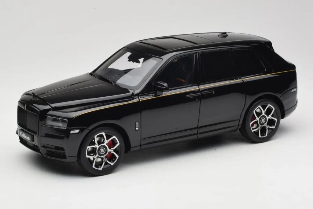 โมเดลรถ 1:18 Rolls-Royce Cullinan Black With Gold Coachline & Shadow Wheels OEM