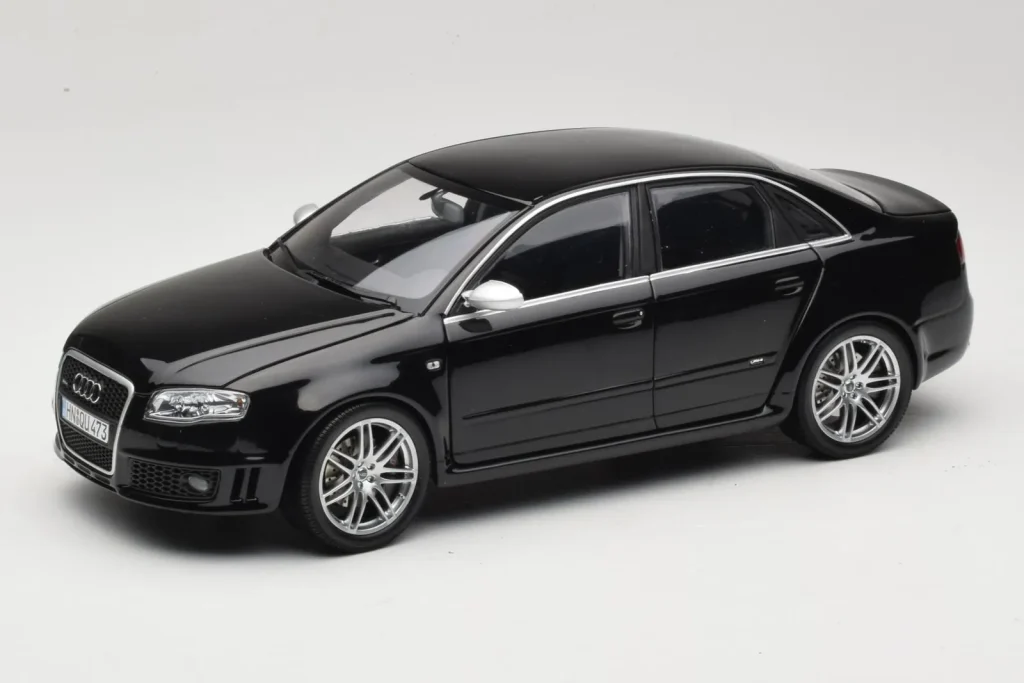 Model 1:18 Audi RS4 B7 Sedan Phantom Black Minichamps