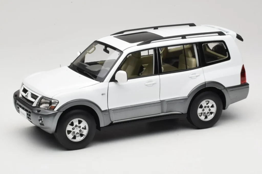 车型 1:18 Mitsubishi Pajero V73 白色 YC Model