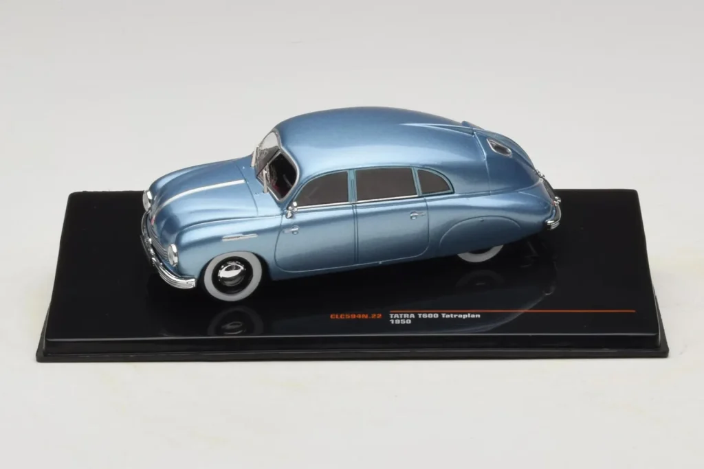 โมเดลรถ 1:43 Tatra T600 Tatraplan สีน้ำเงิน IXO