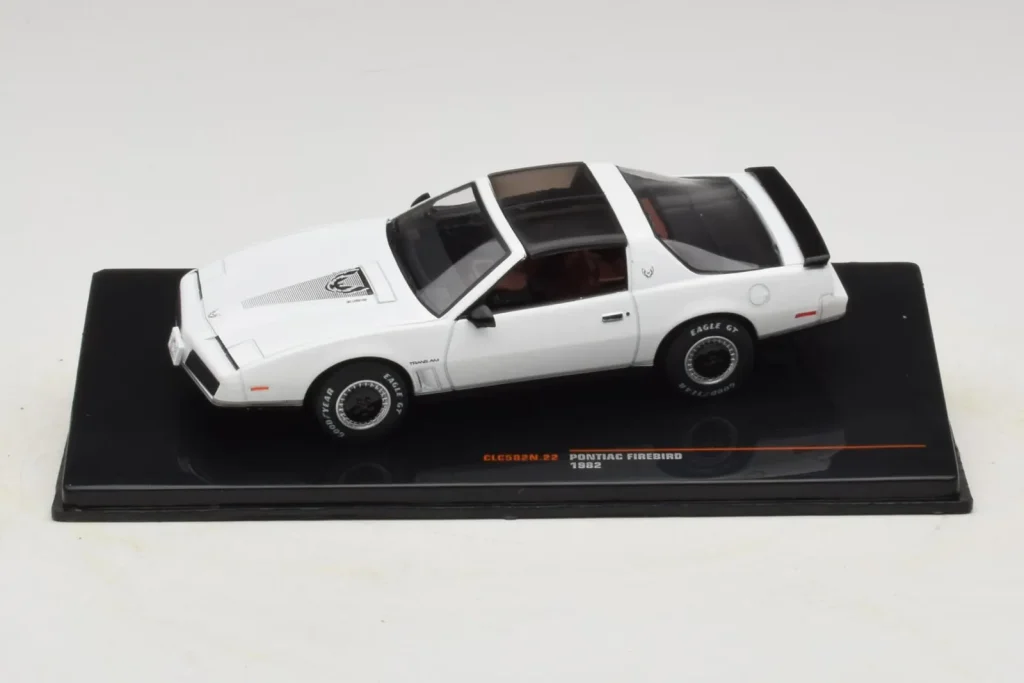 Model 1:43 Pontiac Firebird white IXO