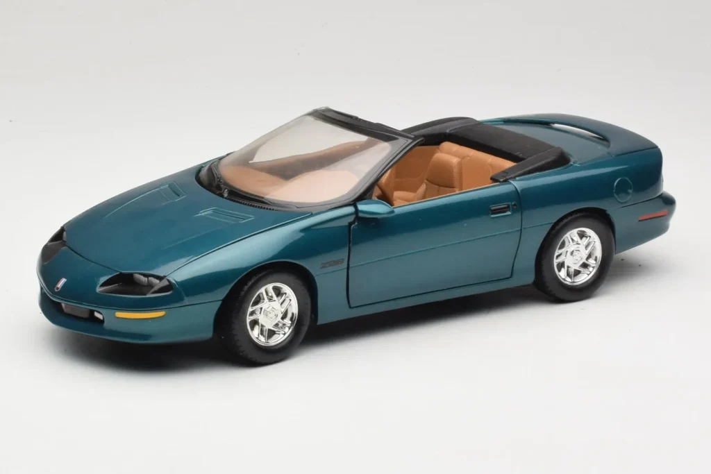 โมเดลรถ 1:18 Chevrolet Camaro Z28 Convertible สีเขียว American Muscle (มือสอง)