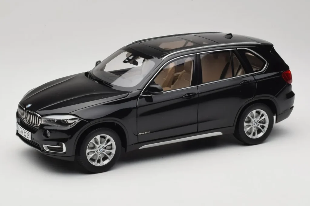 โมเดลรถ 1:18 BMW X5 E70 Sapphire สีดำ Paragon