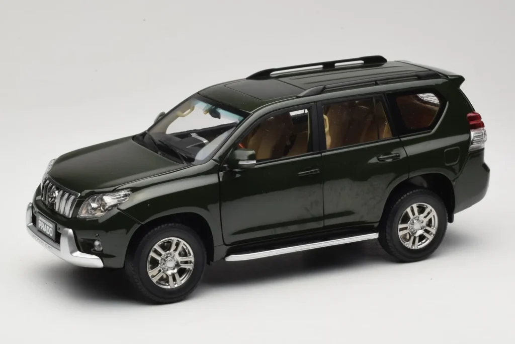 โมเดลรถ 1:18 Toyota Land Cruiser Prado J150 สีเขียว Paudi Model