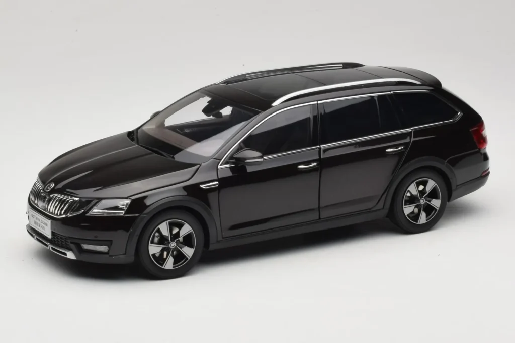 โมเดลรถ 1:18 Skoda Octavia Mk4 Combi สีน้ำตาล Paudi Model