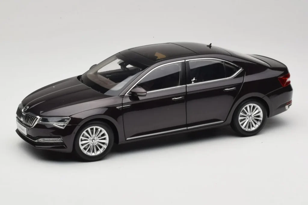 โมเดลรถ 1:18 Skoda Superb Mk3 สีดำ Paudi Model