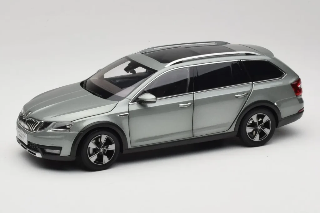 โมเดลรถ 1:18 Skoda Octavia Mk4 Combi สีเขียว Paudi Model