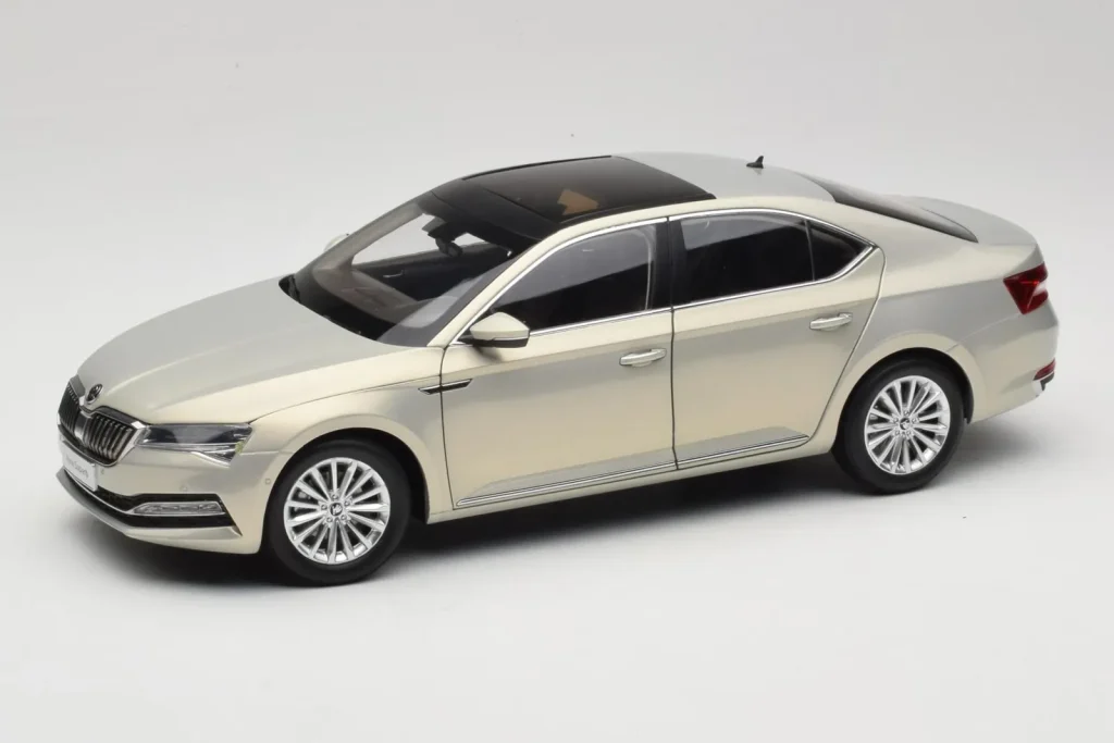โมเดลรถ 1:18 Skoda Superb Mk3 สีทอง Paudi Model