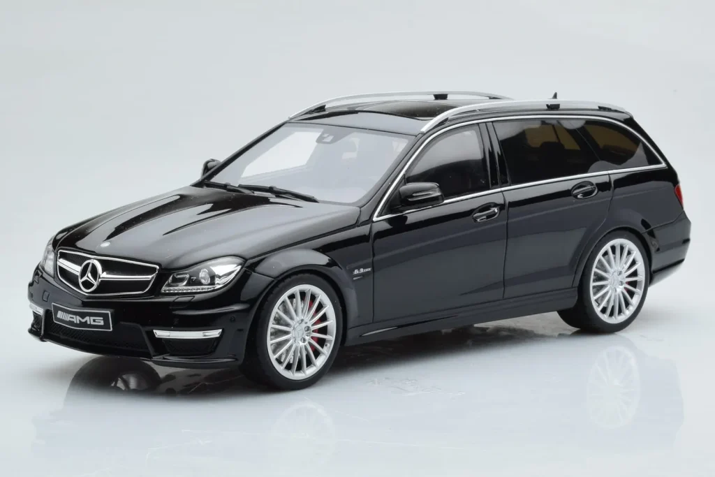 车型 1:18 Mercedes C63 AMG S204 T-Model 黑色 GT Spirit