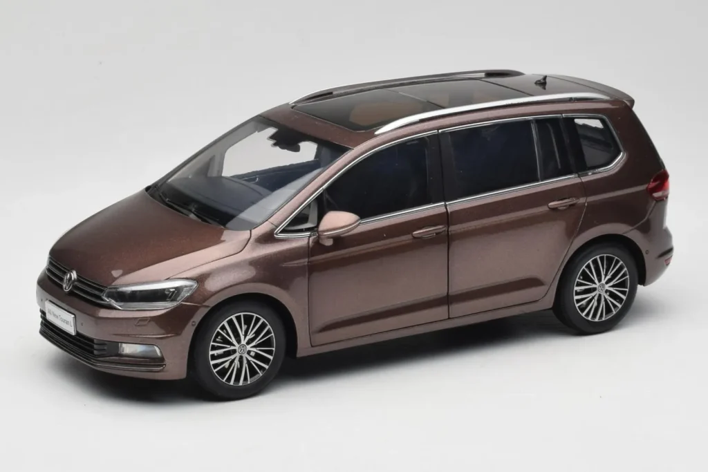 โมเดลรถ 1:18 Volkswagen Touran 5T สีน้ำตาล Paudi Model