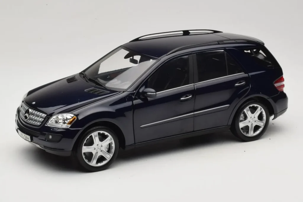 โมเดลรถ 1:18 Mercedes ML W164 Tanzanite Blue Dealer Edition Minichamps (มือสอง)