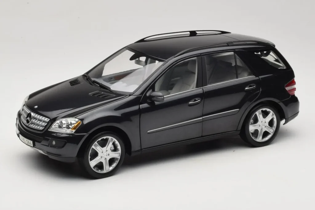 โมเดลรถ 1:18 Mercedes ML W164 Obsidian Black Dealer Edition Minichamps (มือสอง)
