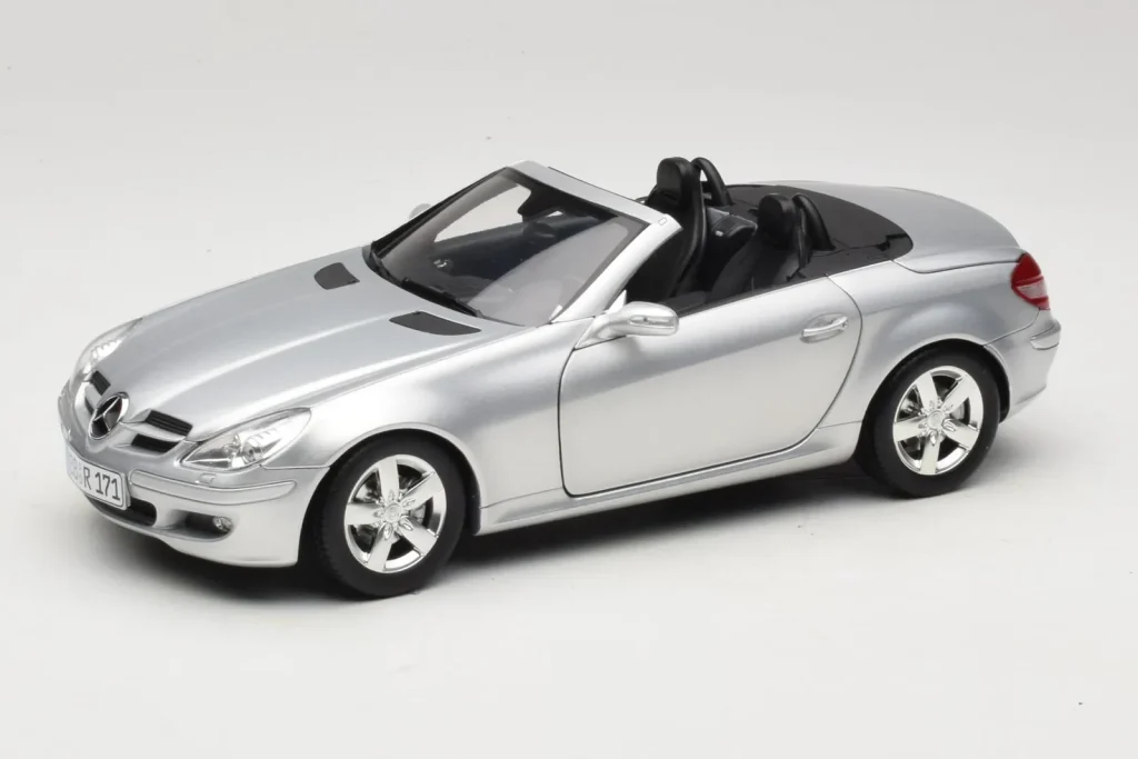 โมเดลรถ 1:18 Mercedes SLK R171 สีเงิน Minichamps (มือสอง)