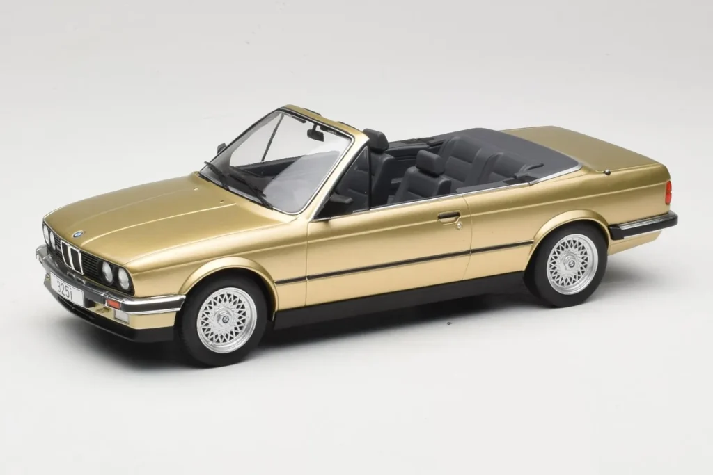 โมเดลรถ 1:18 BMW 325i E30 Cabriolet สีเบจ MCG