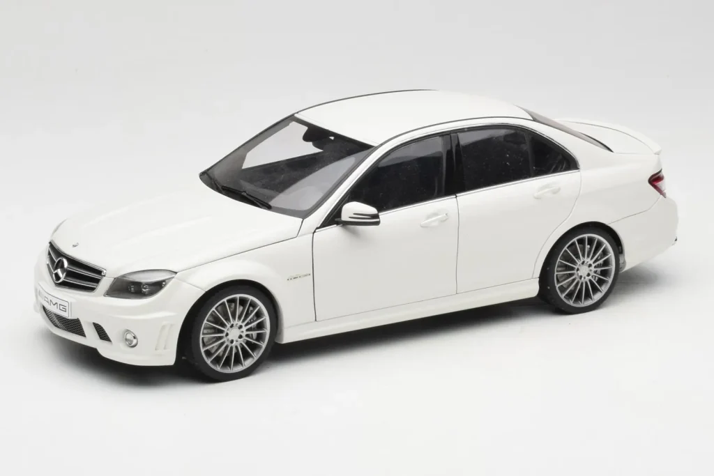โมเดลรถ 1:18 Mercedes AMG C63 W204 สีขาว AUTOart (มือสอง)