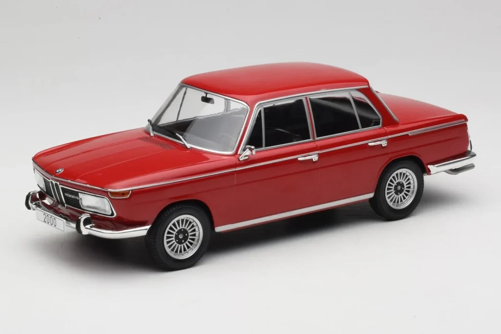 โมเดลรถ 1:18 BMW 121 ปี 2000 สีแดง MCG