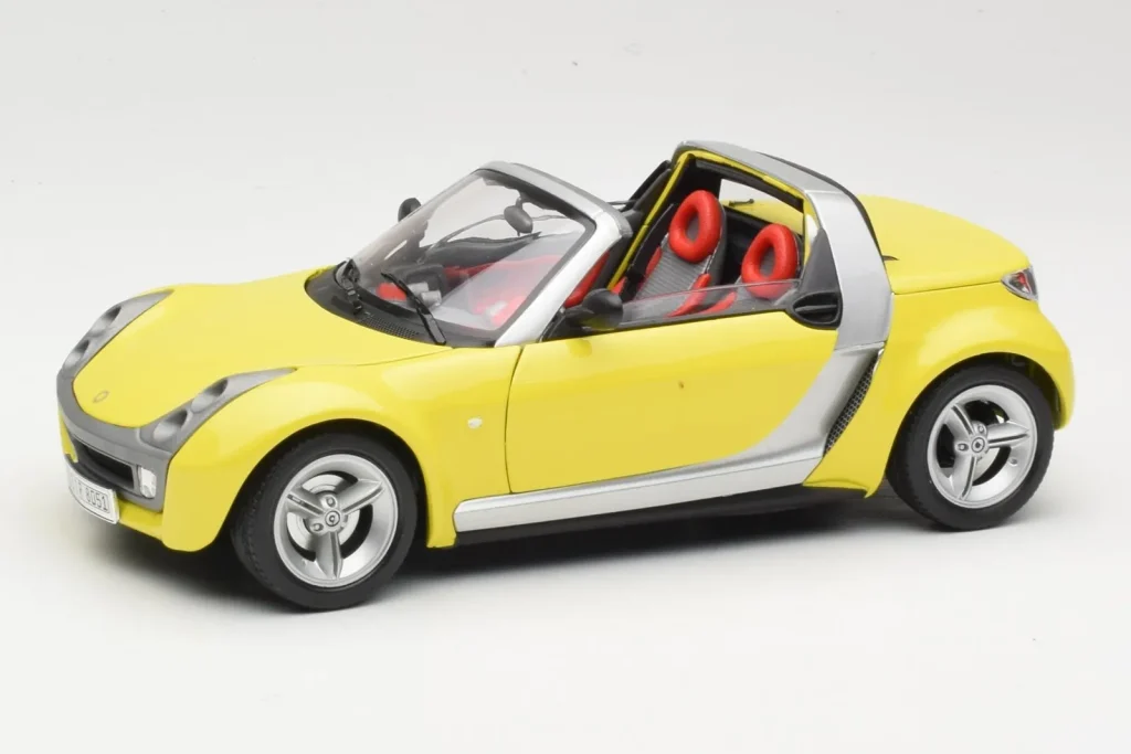 โมเดลรถ 1:18 Smart Roadster 452 สีเหลือง Bburago (มือสอง)