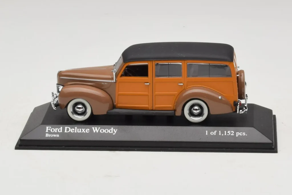 โมเดลรถ 1:43 Ford DeLuxe Woody Station Wagon สีน้ำตาล Minichamps (มือสอง)