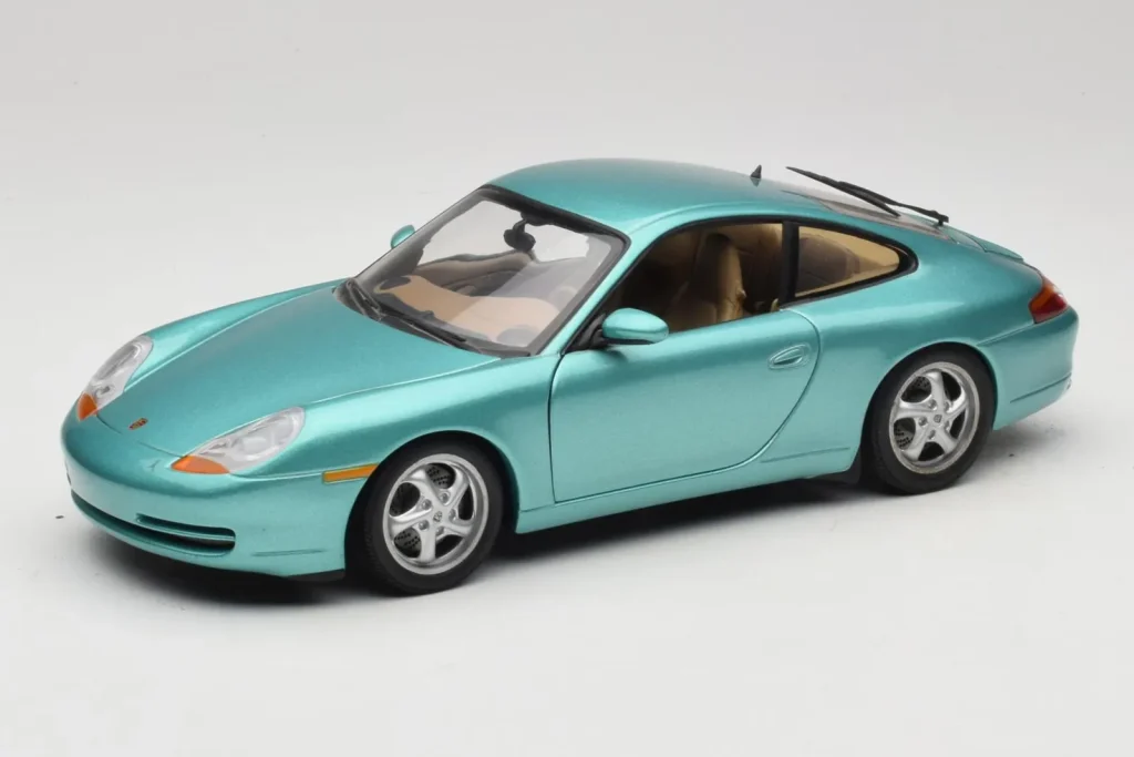 โมเดลรถ 1:18 Porsche 911 996 สีเขียวเมทัลลิก UT Models (มือสอง)