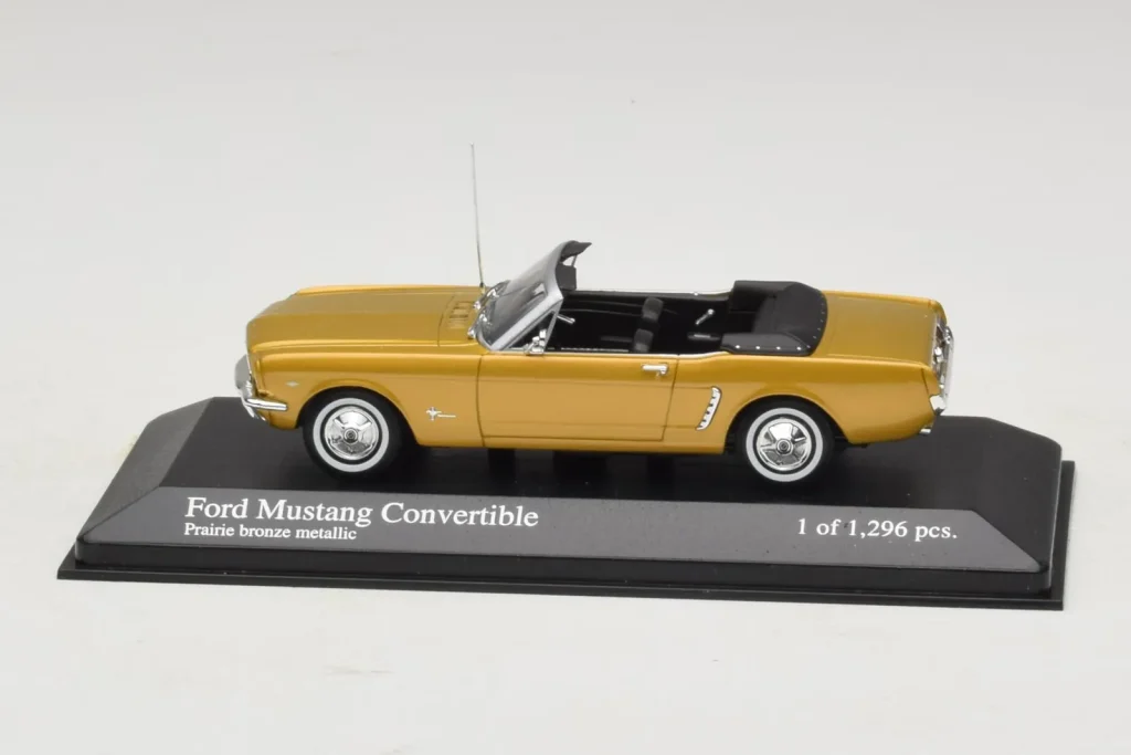 โมเดลรถ 1:43 Ford Mustang Convertible สีทอง Minichamps (มือสอง)