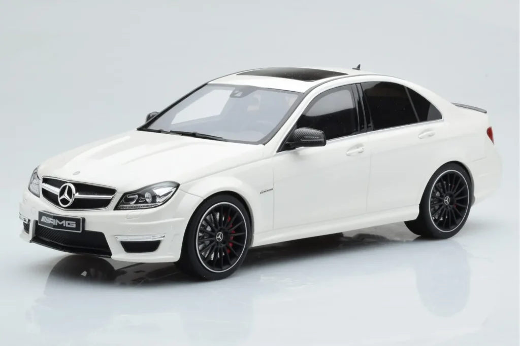 Model 1:18 Mercedes C63 AMG W204 white GT Spirit