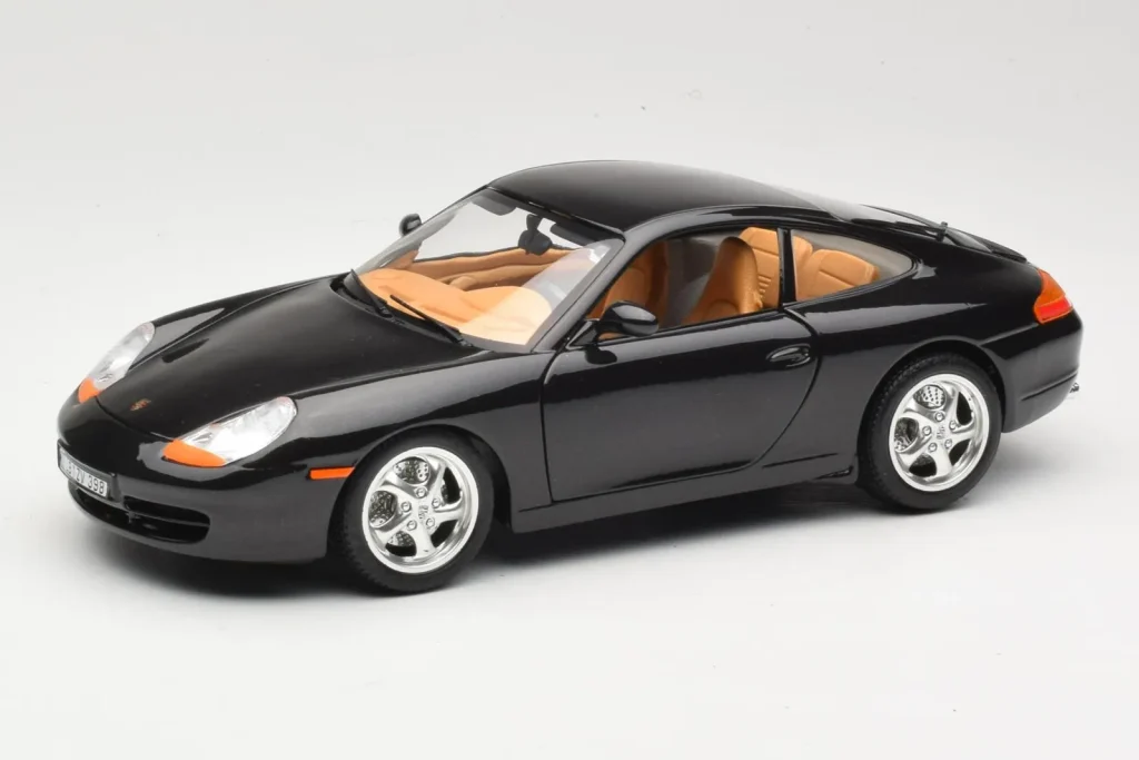 โมเดลรถ 1:18 Porsche 911 996 Carrera สีดำ Bburago (มือสอง)