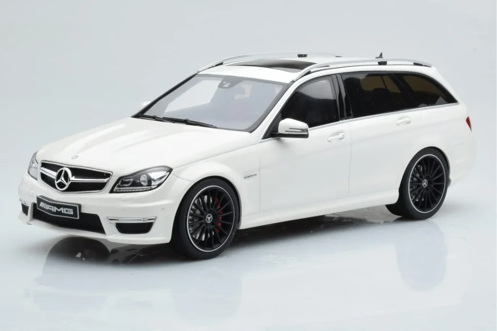 Model 1:18 Mercedes C63 AMG S204 T-Model white GT Spirit