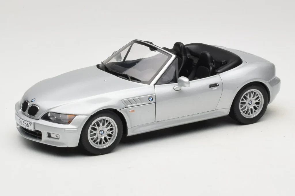 车型 1:18 BMW Z3 Roadster 1.8 Silver Dealer Edition UT Models