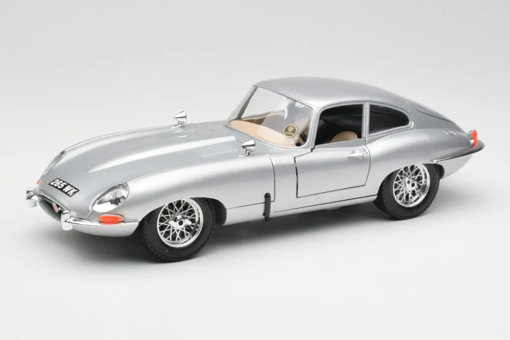 车型 1:18 Jaguar E-Type Series 1 银色 Bburago