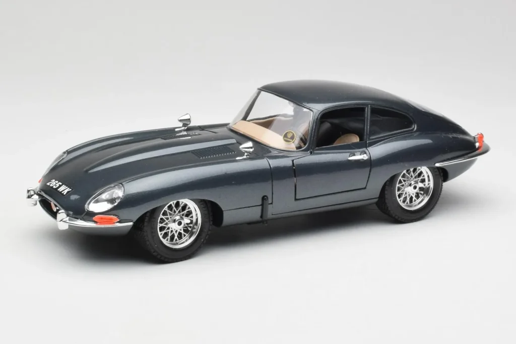 车型 1:18 Jaguar E-Type Series 1 绿色 Bburago
