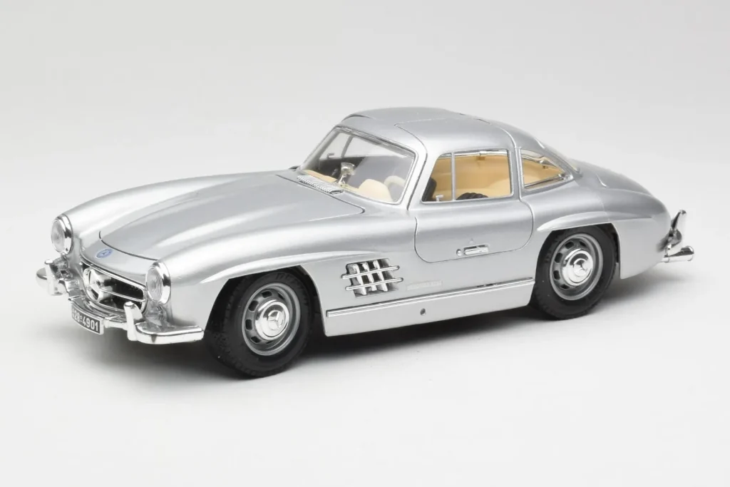 车型 1:18 Mercedes 300 SL 银色 Bburago
