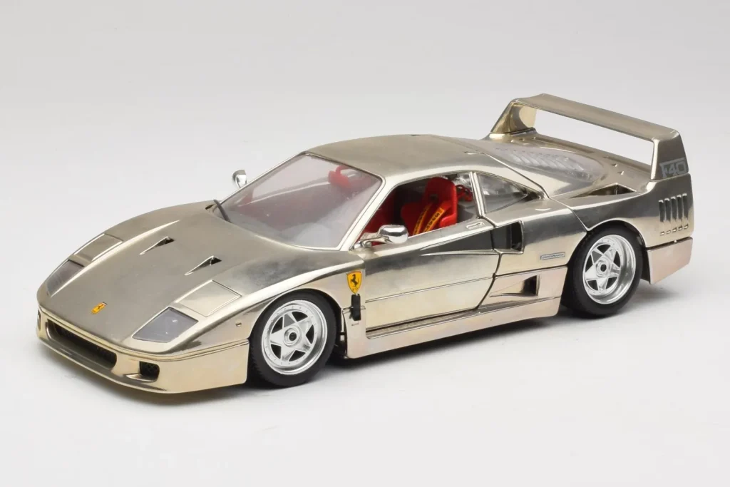 Model 1:18 Ferrari F40 Chrome silver Bburago