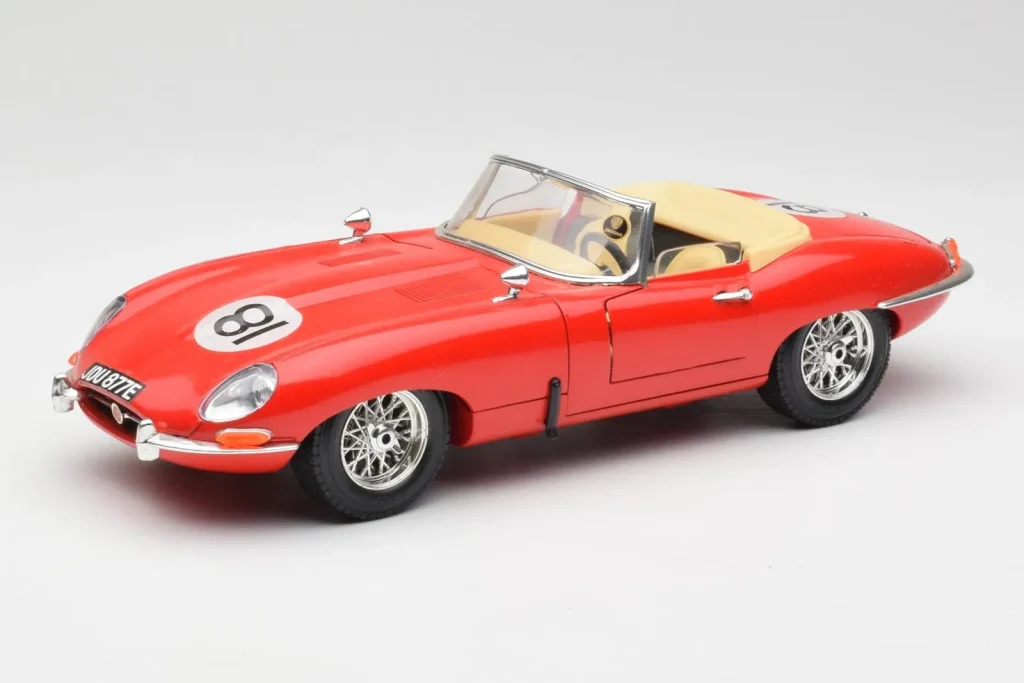 车型 1:18 Jaguar E-Type Cabriolet 红色 Bburago